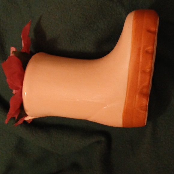 Ceramic boot flower holder with flower  design - Picture 2 of 4